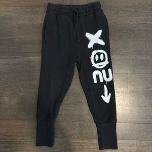 NUNUNU UNISEX SWEATPANTS-BLACK W/ GRAPHIC WRITING DOWN LEG-LIKE NEW! SIZE 6-7i